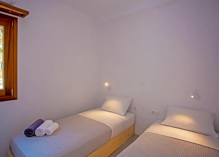 Kastro Shared Pool Fanári